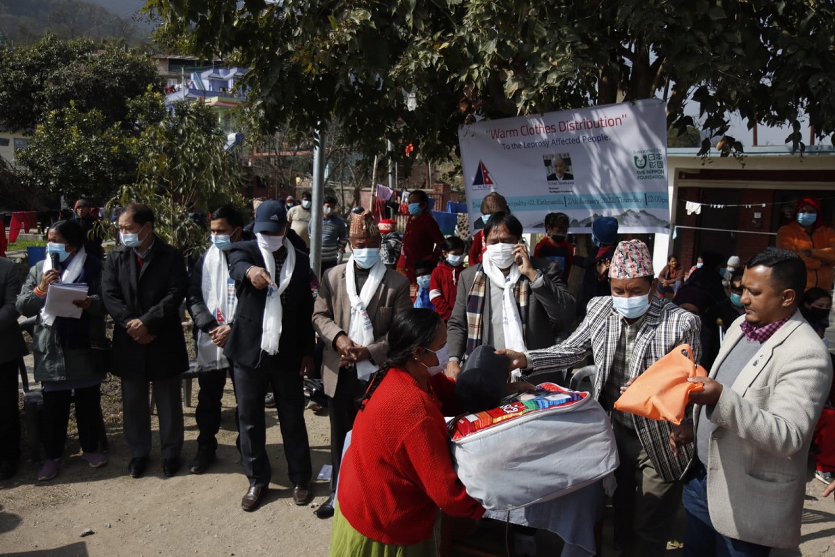 पर्वतारोहण संघद्वारा कुष्ठरोगीलाई न्यानो कपडा र स्वास्थ्य सामग्री वितरण